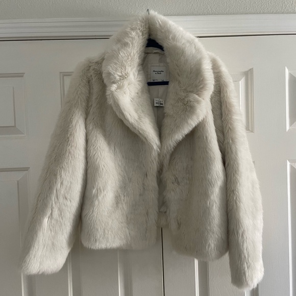 NWT Abercrombie White Fur Jacket - Picture 1 of 6